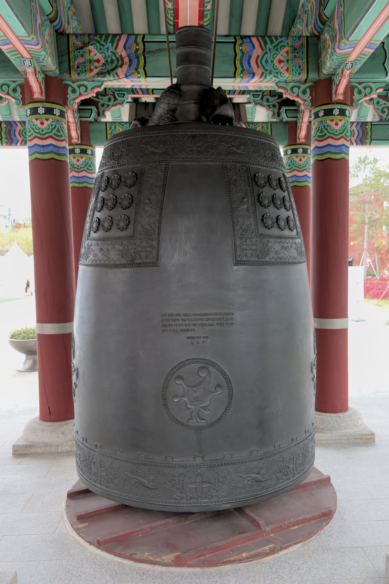 Un logo incongru sur cette cloche bouddhiste